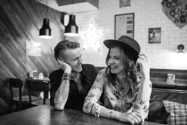 Mutlu çifte bir kafede, eğlenmek