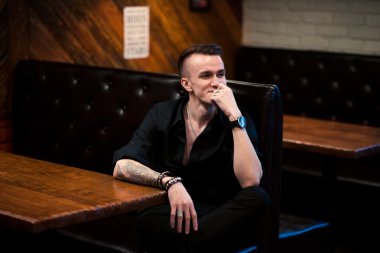 Yakışıklı adam kahve içiyor.