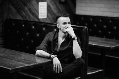 Yakışıklı adam kahve içiyor.