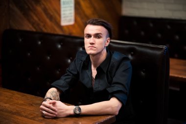 Yakışıklı adam kahve içiyor.