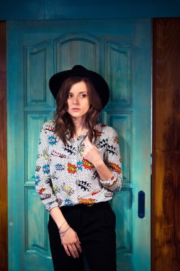 Kafede şapkalı kadın