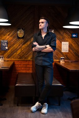 Yakışıklı adam kahve içiyor.