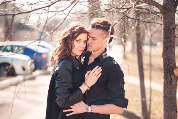 Retrato de pareja sensual joven en la calle — Foto de Stock