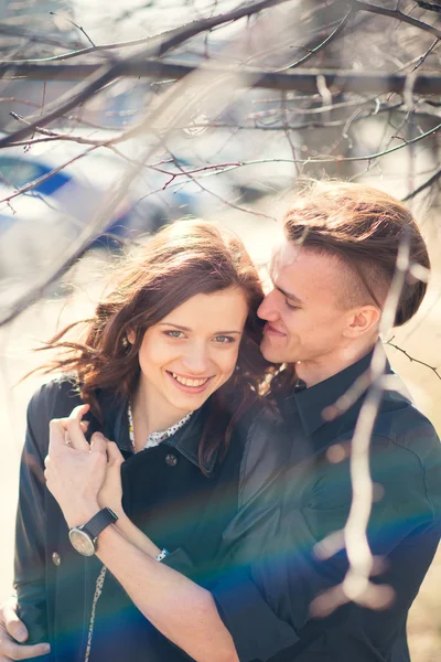 Jovem casal apaixonado ao ar livre. — Fotografia de Stock