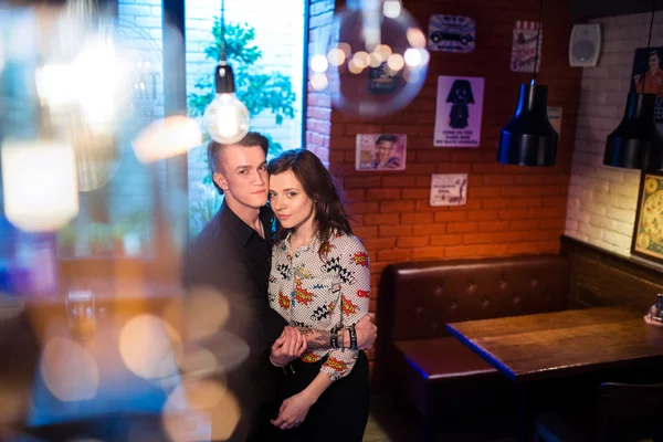 Pareja feliz divertirse en la cafetería —  Fotos de Stock