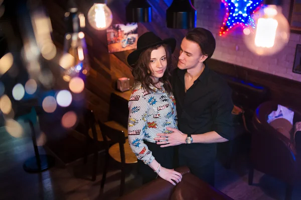 Glückliches Paar hat Spaß im Café — Stockfoto