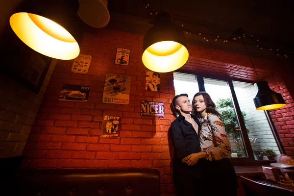 Boldog pár jó szórakozást a café — Stock Fotó