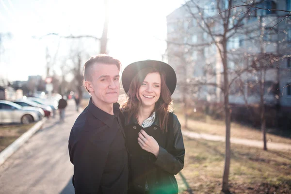 Jeune couple amoureux en plein air. — Photo