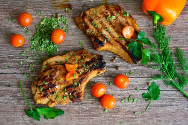 biftek ızgara domates, biber ve otlar ile