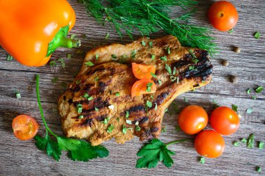 biftek ızgara domates, biber ve otlar ile