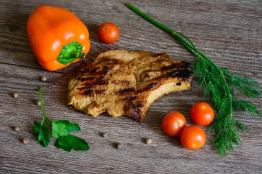 biftek ızgara domates, biber ve otlar ile