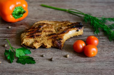 biftek ızgara domates ve yeşillik ile