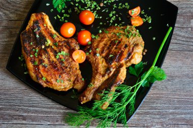 biftek ızgara domates ve yeşillik ile 