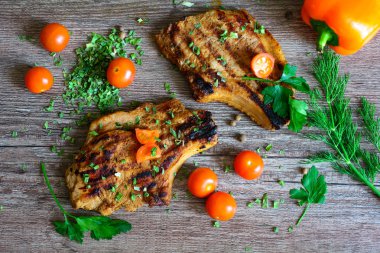 biftek ızgara domates, biber ve otlar ile