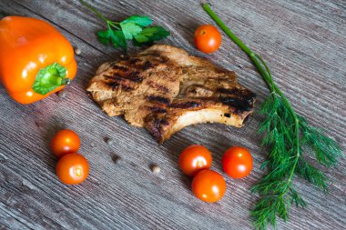 biftek ızgara domates, biber ve otlar ile