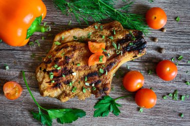 biftek ızgara domates, biber ve otlar ile