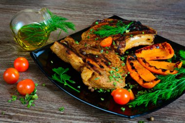 biftek ızgara domates, yeşillik ve sebze ile