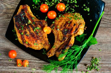 biftek ızgara domates ve yeşillik ile 