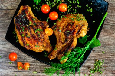 biftek ızgara domates ve yeşillik ile 