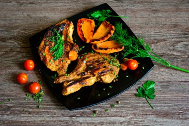 biftek ızgara domates, yeşillik ve sebze ile