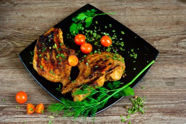 biftek ızgara domates ve yeşillik ile 