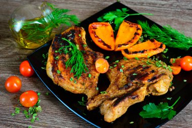 biftek ızgara domates, yeşillik ve sebze ile