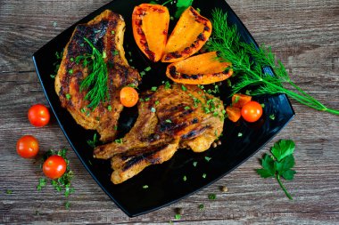 biftek ızgara domates, yeşillik ve sebze ile