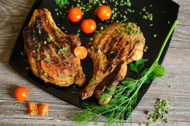 biftek ızgara domates ve yeşillik ile 