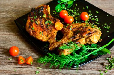 biftek ızgara domates ve yeşillik ile 