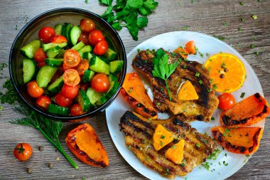 biftek ızgara sebze salatası diğerine ile