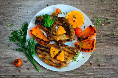 biftek ızgara domates yeşil ve sebze ile