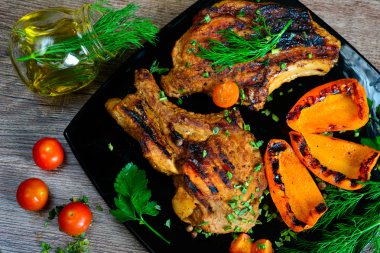 biftek ızgara domates, yeşillik ve sebze ile