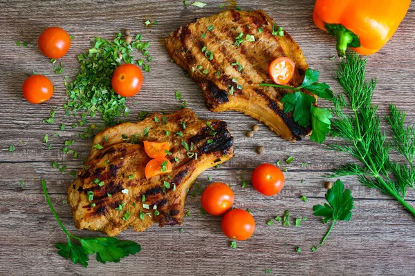 biftek ızgara domates, biber ve otlar ile