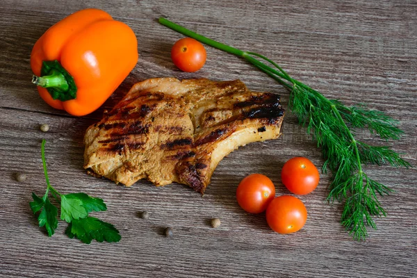 biftek ızgara domates, biber ve otlar ile