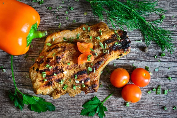 biftek ızgara domates, biber ve otlar ile