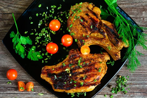 biftek ızgara domates ve yeşillik ile 