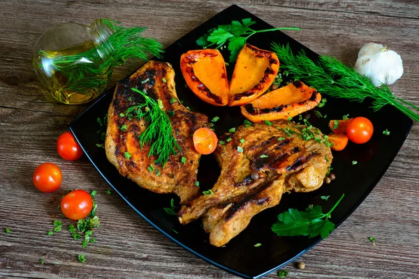 biftek ızgara domates, yeşillik ve sebze ile