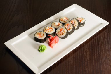 Japonca rulo ile yengeç eti, havyar