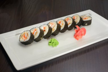 Japonca rulo ile yengeç eti, havyar