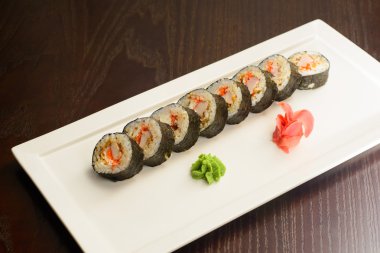 Japonca rulo ile yengeç eti, havyar