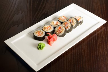 Japonca rulo ile yengeç eti, havyar