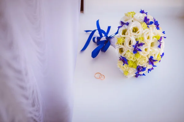 Buquê de casamento nupcial flores coloridas, rosas brancas — Fotografia de Stock