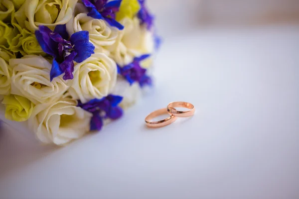 Ramo de novia de boda - flores de colores, rosas blancas — Foto de Stock