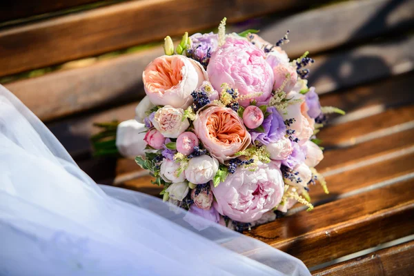 Lindo buquê de casamento colorido para a noiva. Acessórios de casamento . — Fotografia de Stock