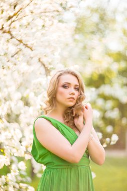 Bahar çiçek açması Bahçe güzel mutlu genç kadın