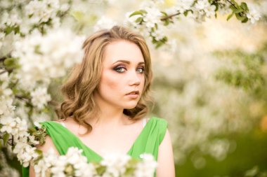 Bahar çiçek açması Bahçe güzel mutlu genç kadın