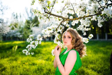 Bahar çiçek açması Bahçe güzel mutlu genç kadın