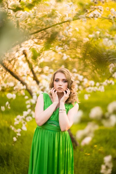 Hermosa mujer joven feliz en el jardín floreciente primavera — Foto de Stock