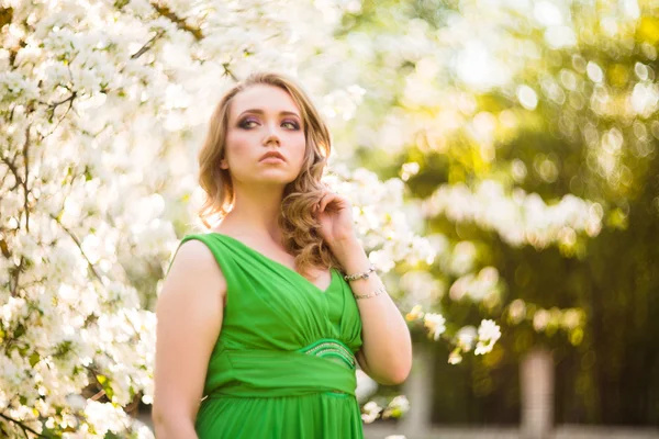 Bella giovane donna felice in primavera fioritura giardino — Foto Stock