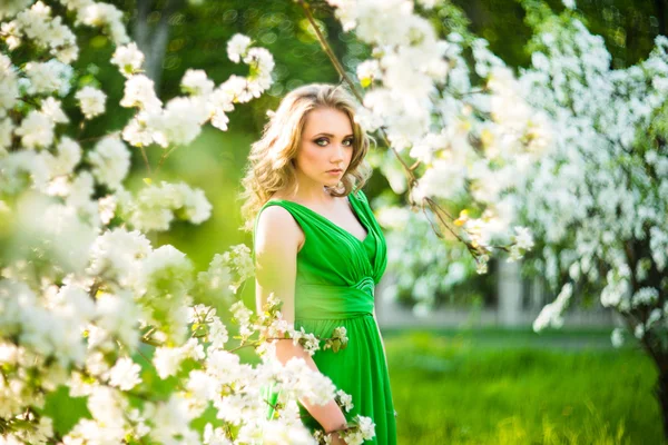 Moda bella donna bionda nel giardino fiorito di alberi di mele — Foto Stock